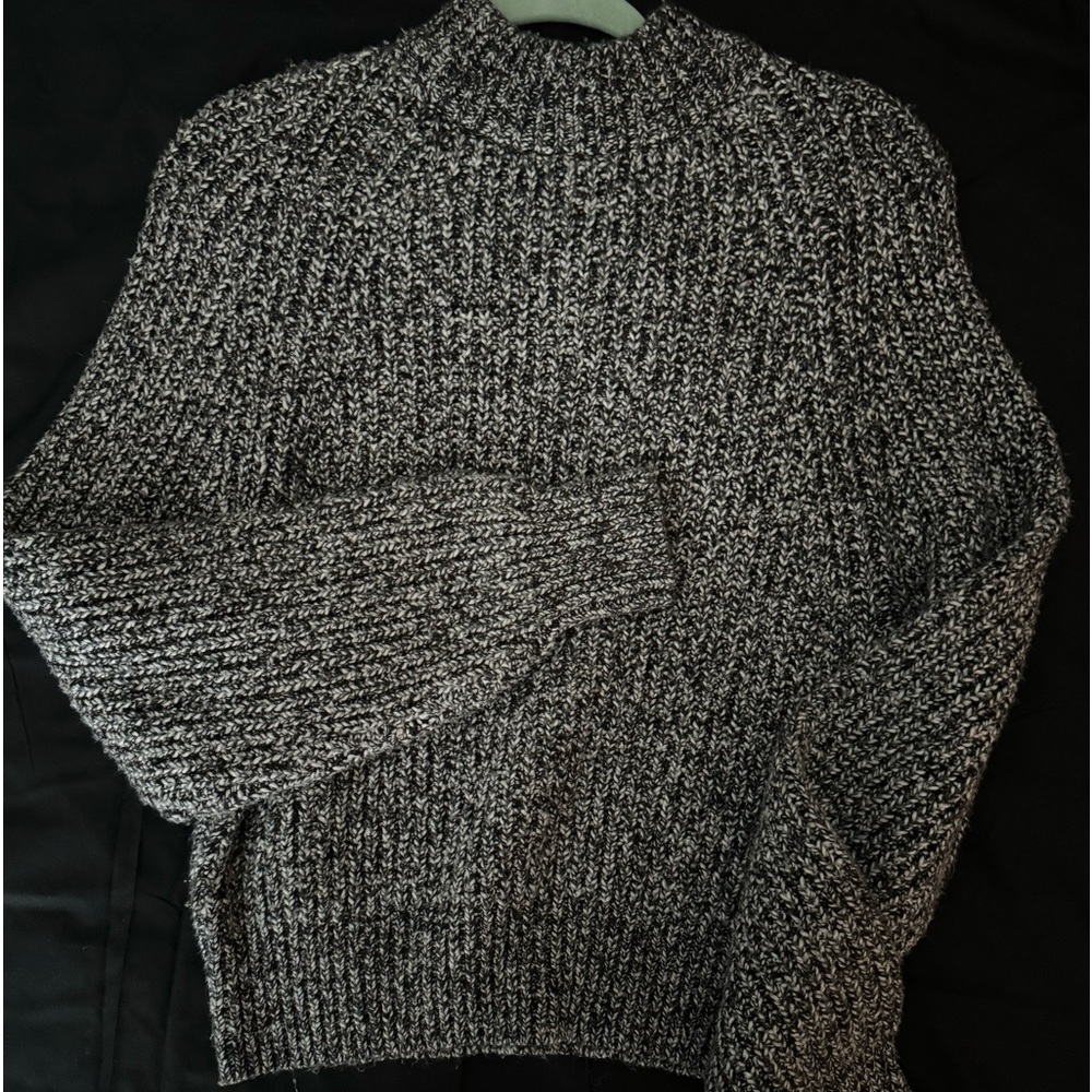 SM Universal Thread B&W sweater.